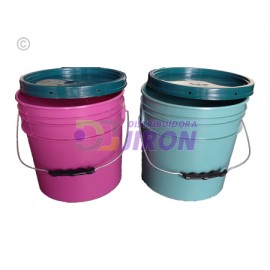 Plastic Bucket. 2.5 Gallons W/Lid.