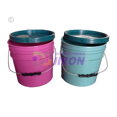 Plastic Bucket. 2.5 Gallons W/Lid.